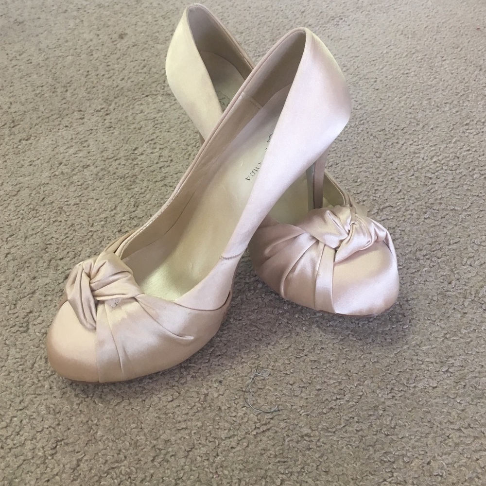 Ladies champagne colored satin pumps size 9